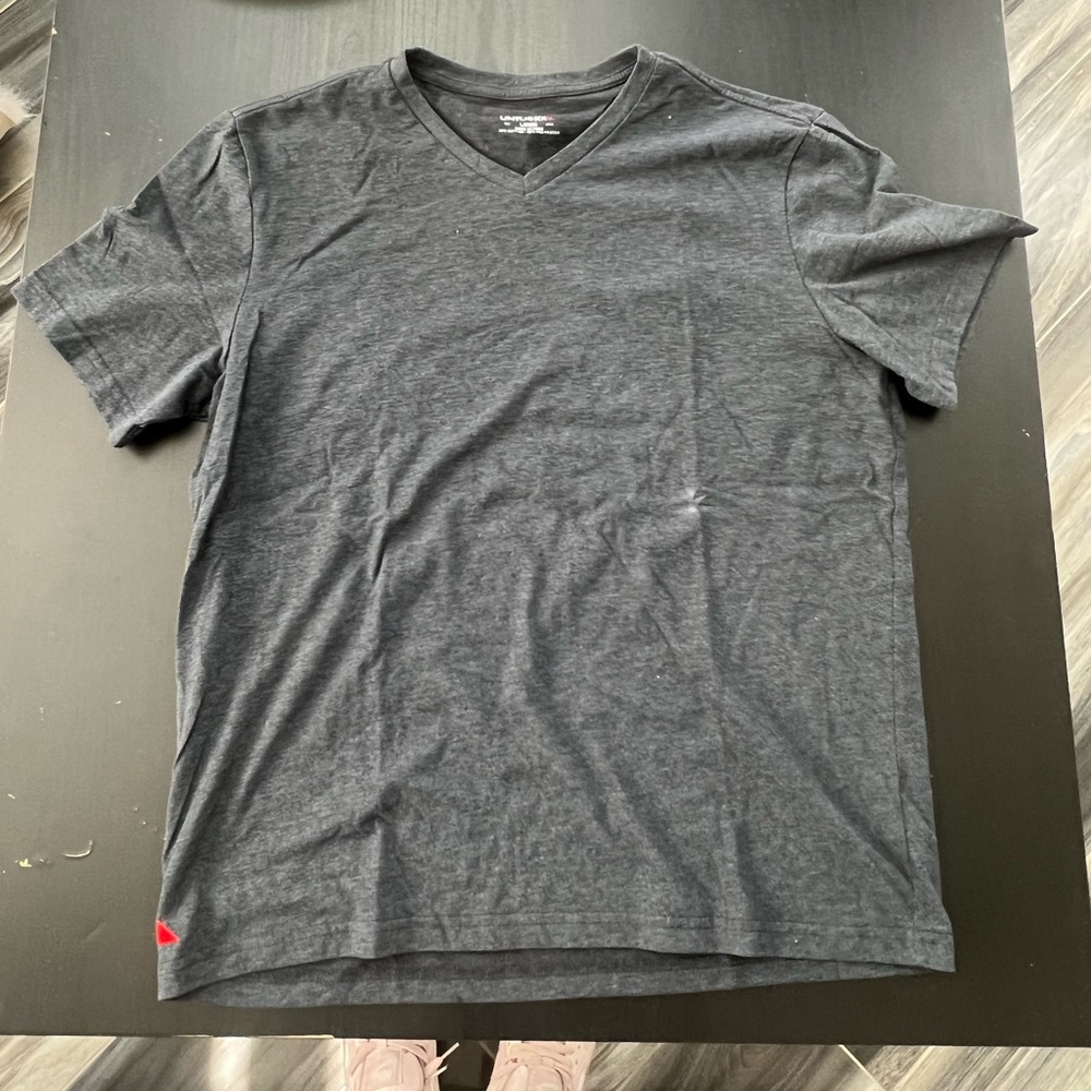 mens Untuckit v neck t shirt size large
